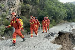 小贾巴里：文班的防守范围太大了 总能让你措手不及